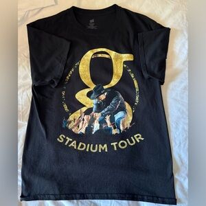 Garth Brooks 2022 stadium tour Medium concert shirt.